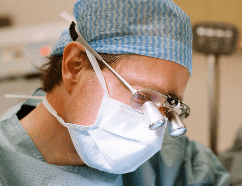 Foto hoofd Stijn met operatie kleding